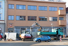 Rekonstrukce náměstí ve Velkém Meziříčí se po vynucené přestávce znovu rozběhla